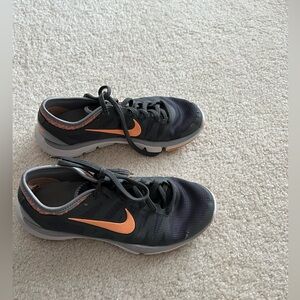 Nike Dark grey/peach running sneaker
